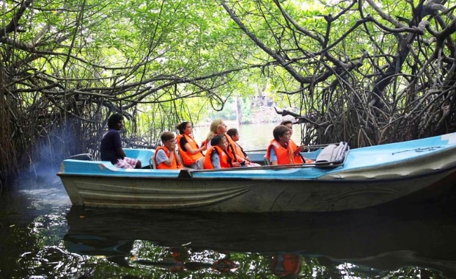 Water sports at Madu River
