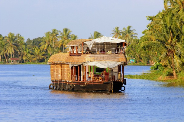 houseboat tour in kerala backwaters
