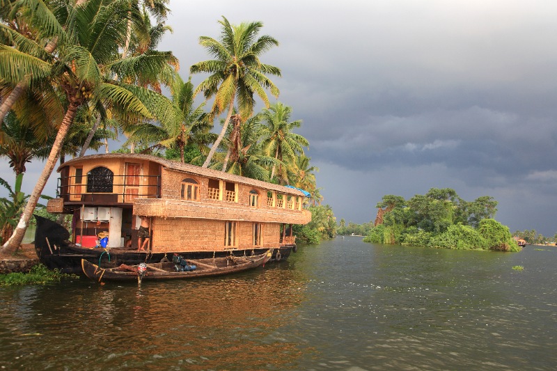 Kerala Honeymoon Packages with Houseboat 