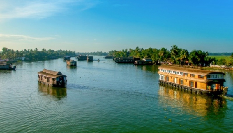 Family Tour in Kerala houseboat