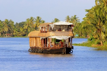 Houseboat cruise in aleppy backwaters kerala